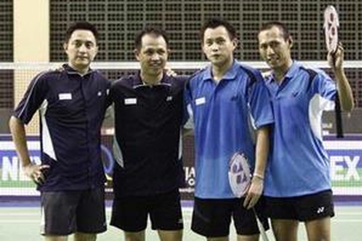 Ricky Soebagdja (kiri) dan Rexy Mainaky, ketika mengadakan pertandingan eksibisi dengan Candra Wijaya/Sigit Budiarto (kanan).