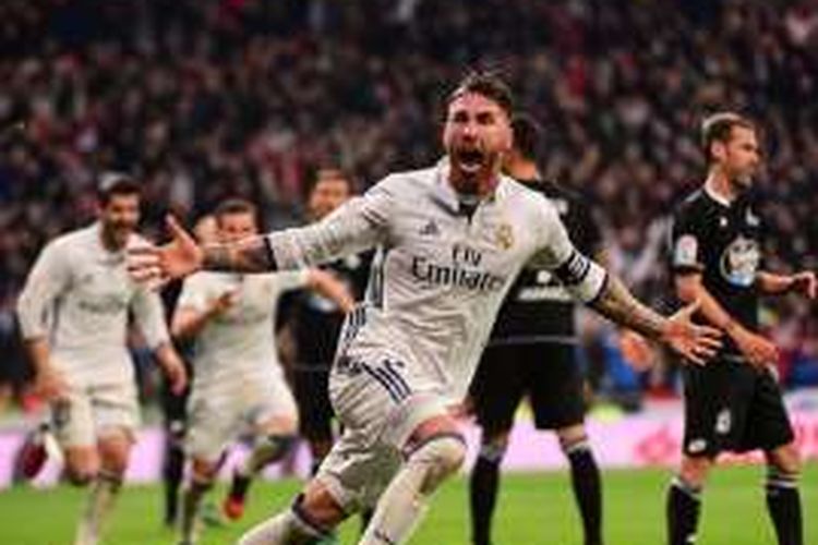 Kapten Real Madrid, Sergio Ramos, merayakan gol kemenangan timnya atas Deportivo La Coruna pada pertandingan La Liga di Santiago Bernabeu, Sabtu (10/12/2016). 