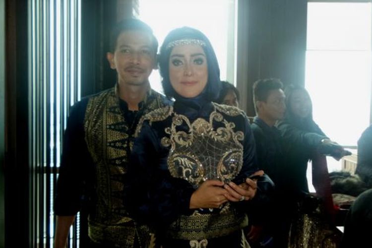 Fairuz A Rafiq dan Sonny Septian usai menggelar lamaran di lantai 46 The Plaza, Jakarta Pusat, Kamis (2/3/2017).