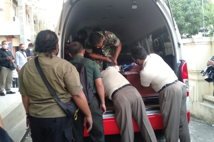 Saat jenazah Kopda Muslimin sampai di Rumah Sakit Bhayangkara Semarang, Jawa Tengah. Kamis (28/7/2022)