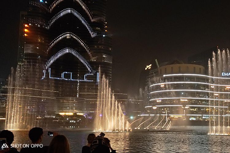 Keindahan Dubai Fountain di malam hari, diambil dengan fitur Night Mode OPPO R17 Pro