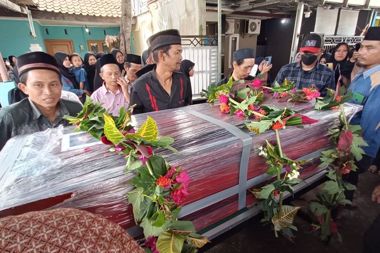 Isak Tangis Warnai Pemakaman Irawan, Warga Cilacap Korban Longsor Freeport