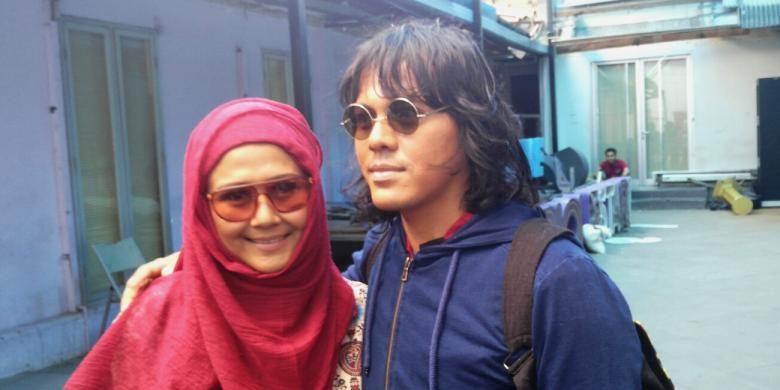 Ria Irawan dan sang suami, Mayky Wongkar, dijumpai sesudah menjalani shooting sebuah acara bincang-bincang di Studio Trans TV, Mampang, Jakarta Selatan, Kamis (19/1/2017).