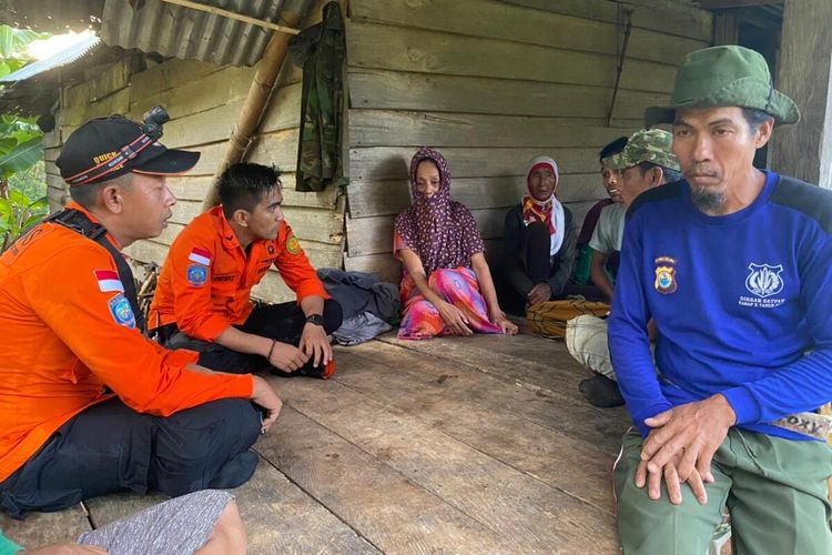 Tim Basarnas Sulsel melakukan pencarian terjadap Rusli (18), seorang remaja yang hendak membuka lahan di wilayah hutan gunung Dusun Arra, Desa Tompobulu, Kecamatan Tompobulu, Kabupaten Maros, Sulawesi Selatan dilaporkan hilang oleh keluarganya setelah tidak kembali hingga Kamis (30/06/2022).