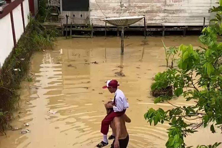 Hari Pertama Sekolah Dikepung Banjir, Murid-murid di Sebatik Digendong Menerobos Air