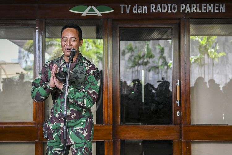 Calon Panglima TNI Jenderal TNI Andika Perkasa memberikan keterangan pers usai sidang paripurna di kompleks Parlemen, Jakarta, Senin (8/11/2021). DPR menyepakati penetapan Jenderal TNI Andika Perkasa sebagai Panglima TNI setelah melalui uji kepatutan dan kelayakan di Komisi I DPR. ANTARA FOTO/Galih Pradipta/foc.