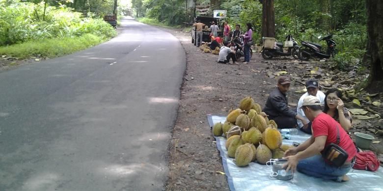 Penjual durian di Darupono Kaliwungu Selatan Kendal. Kompas.Com. /Slamet Priyatin 