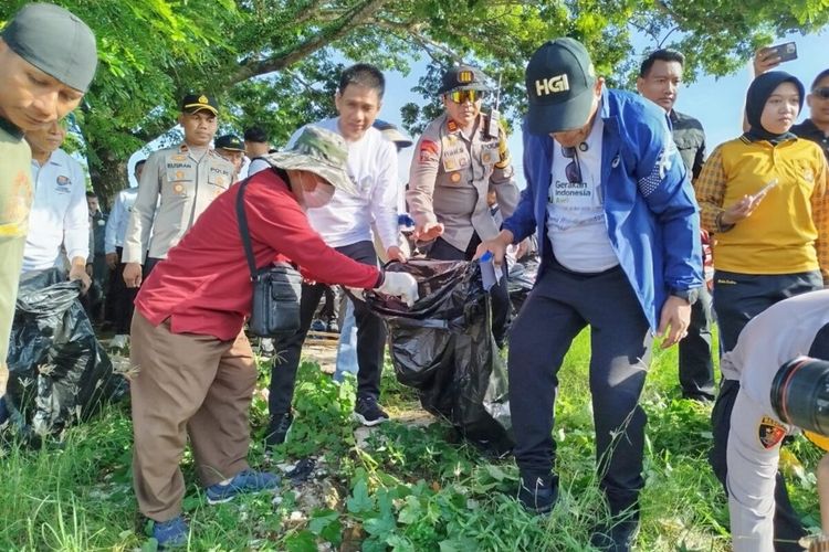 Sukseskan Gerakan Indonesia ASRI, Wamendagri Pimpin Pungut Sampah di Teluk Kendari