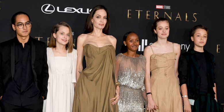 Angelina Jolie bersama anak-anaknya di acara premier film Eternal.