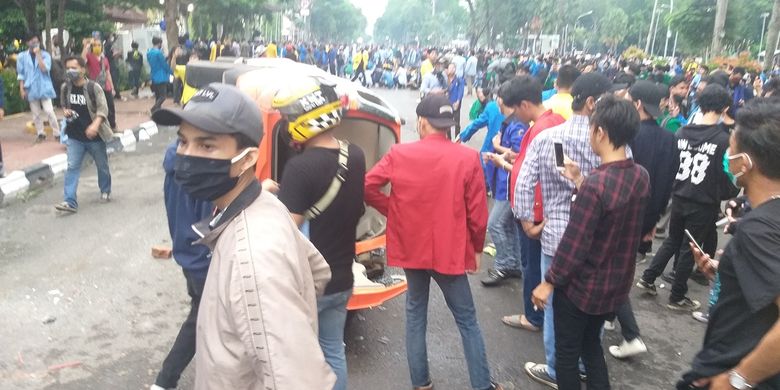 Mobil Pam Obvit milik Polresta Palembang dirusak massa aksi demo penolakan RUU Omnibus Law Cipta  Kerja yang berlangsung di depan gedung DPRD Sumsel, Rabu (8/10/2020l).