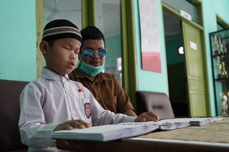 Salah satu penyandang tunanetra sekaligus guru honorer adalah di Sekolah Luar Biasa (SLB) Budi Nurani, Kecamatan Baros, Kota Sukabumi, Jawa Barat (Jabar) bernama Ilham sedang mengajarkan salah satu anak didiknya membaca Al-Qur'an Braille. Apa itu honrer? Pegawai honorer adalah pekerja instansi pemerintah yang berstatus non-PNS dan non-PPPK.
