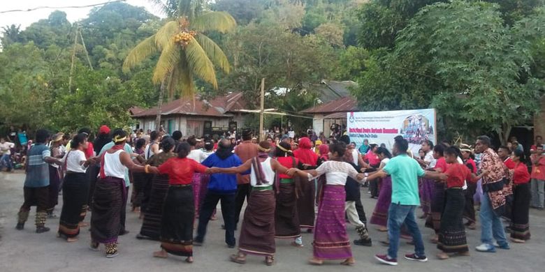 Tarian Dolo-dolo di Horowura, Desa Horinara, Kecamatan Kelubagolit, Adonara, Flores Timur, Nusa Tenggara Timur, Sabtu (29/6/2019).