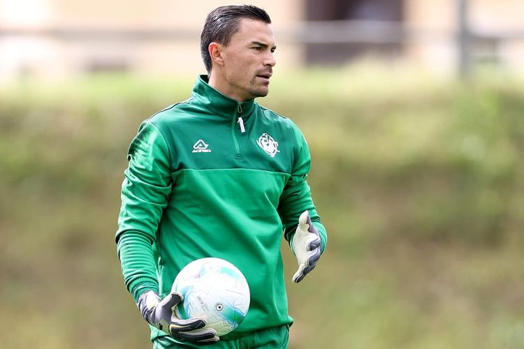 Kiper TImnas Indonesia, Emil Audero Mulyadi, saat berlatih bersama Cremonese jelang musim Liga Italia 2025-2026.
