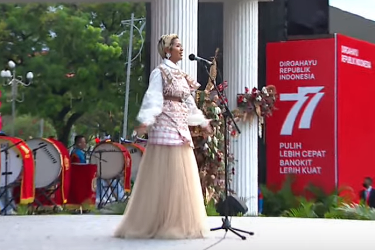 Dira Sugandi menyanyikan lagu Kharisma Indonesia dalam upacara penurunan bendera di HUT ke-77 RI. 