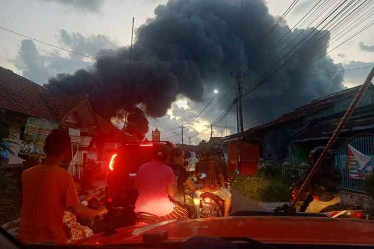 Asap tebal membumbung akibat kebakaran kapal nelayan di Dermaga Wijayapura, Kabupaten Cilacap, Jawa Tengah, Selasa (3/5/2022) sore.