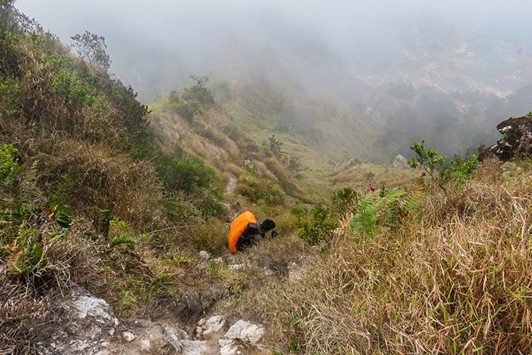 Jalan terjal di Gunung Pakuwaja