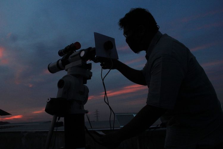 Pengamatan hilal 1 Ramadhan 2021 oleh Observatorium Astronomi Itera Lampung. (FOTO: Dok. Humas Itera Lampung).