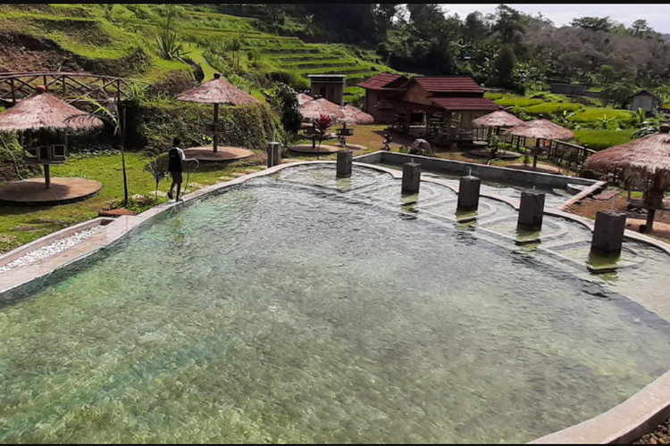 Area wisata di Kendhi Pitoe Park, salah satu tempat wisata di Trawas, Mojokerto. 