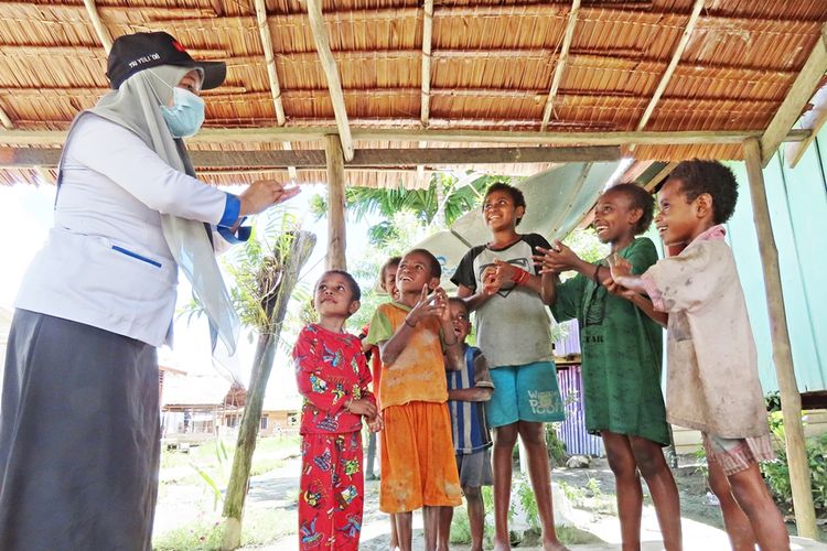 ANJ berikan sosialisasi cara mencuci tangan kepada anak-anak di Sorong Selatan, Papua Barat.