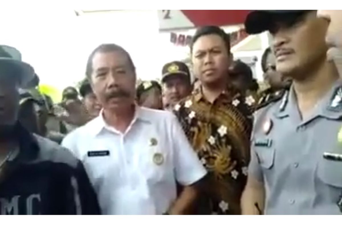 Kepala Bapenda Kota Bekasi Aan Suhanda (kemeja putih) ketika menemui ormas yang berunjuk rasa ormas di SPBU Narogong, Rawalumbu, 23 Oktober 2019 lalu.
