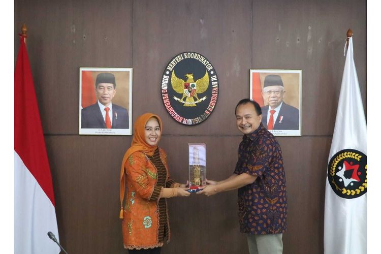 Wali Kota Mojokerto Ika Puspitasari menerima Penghargaan Insentif Fiskal Tahun 2023 dalam Rakornas dan Penyerahan Penghargaan Insentif Fiskal Kategori Kinerja Penghapusan Kemiskinan Ekstrem Tahun Berjalan 2023 di Istana Wakil Presiden, Kecamatan Gambir, Jakarta Pusat, Kamis (9/11/2023) 