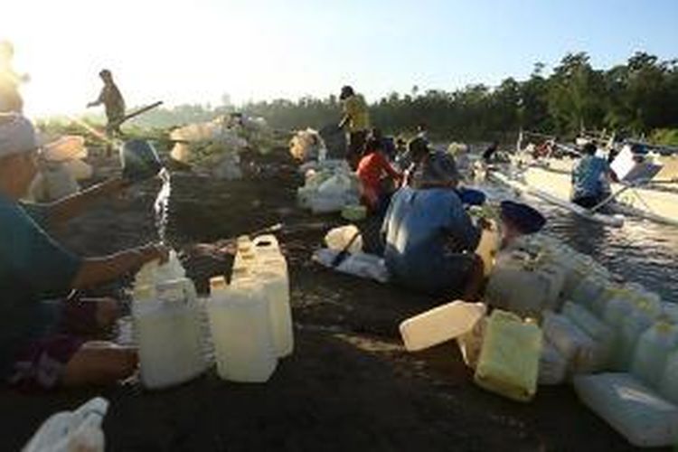 Warga Mandar mengambil air di sungai.