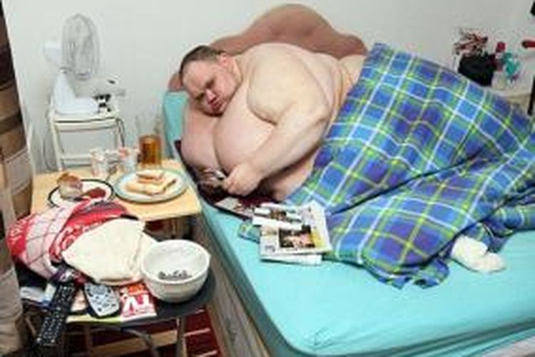 Carl Thompson dengan berat 412 kg. Ia adalah pria paling gemuk di Inggris.