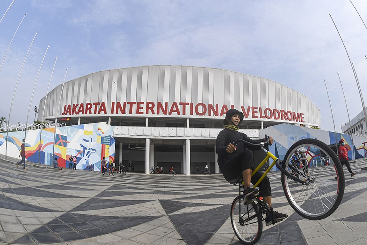 Warga bersepeda di Jakarta International Velodrome, Rawamangun, Jakarta, Minggu (25/10/2020). Jakarta International Velodrome (JIV) kembali dibuka untuk publik selama penerapan Pembatasan Sosial Berskala Besar (PSBB) transisi di ibu kota, namun membatasi jumlah pengunjung sebanyak 1.500 orang atau 50 persen dari kapasitas normal yakni sebanyak 3.000 orang.