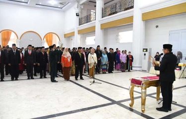 Penjagub Gorontalo Hamka Hendra Noer saat melantik dan mengambil sumpah pejabat struktural dan fungsional di Pemerintahan Provinsi Gorontalo di gedung Belle li Mbui Kota Gorontalo