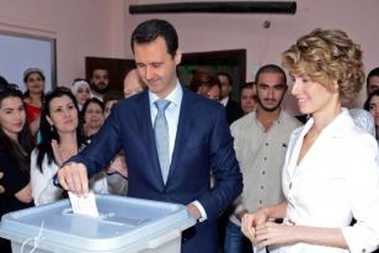 Presiden Suriah Bashar al-Assad didampingi istrinya Asma, memberikan suara dalam pemilihan presiden yang digelar pada Selasa (3/6/2014).