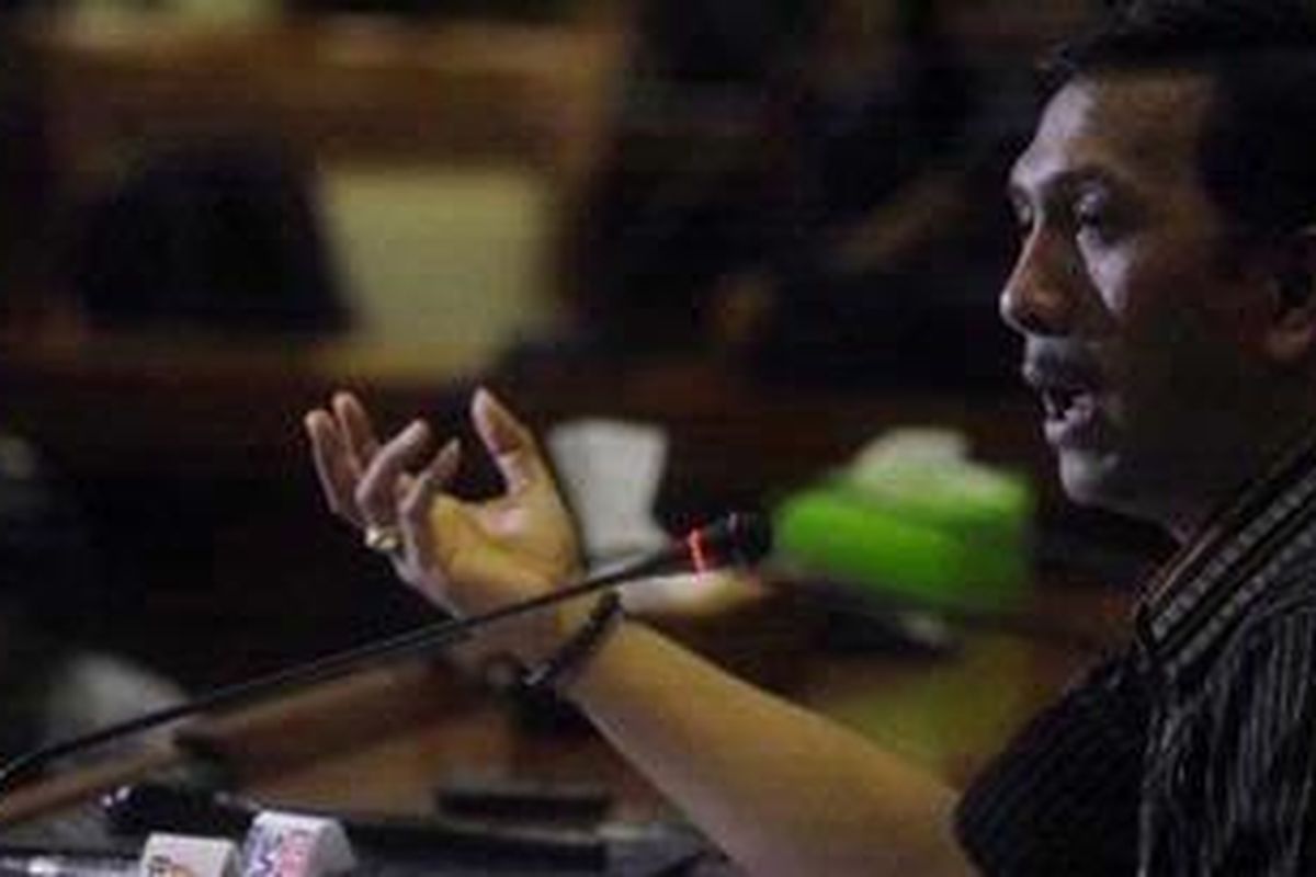 Ketua Komisi III Dewan Perwakilan Rakyat (DPR) Gede Pasek Suardika memberikan keterangan pers terkait hasil rapat Komisi III tentang pembangunan gedung baru Komisi Pemberantasan Korupsi (KPK) di Kompleks Parlemen, Senayan, Jakarta, Jumat (12/10/2012). 