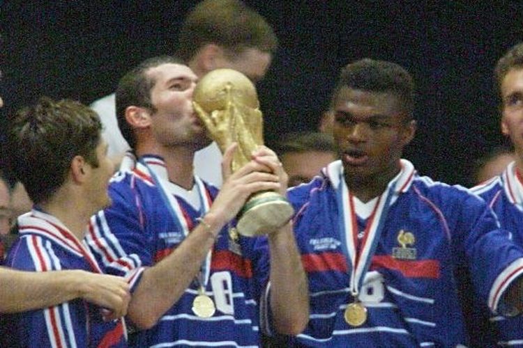 Gelandang timnas Perancis, Zinedine Zidane (dua dari kiri), mencium trofi Piala Dunia FIFA. Pada laga final Piala Dunia 1998 yang digelar di Stadion Stade de France, Saint-Denis, pada 12 Juli 1998, Perancis berhasil mengalahkan Brasil dengan skor 3-0. Ini adalah gelar Piala Dunia perdana timnas Perancis.