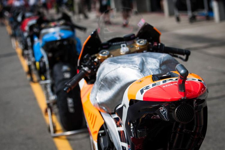 Cover tangki bensin pada motor balap MotoGP