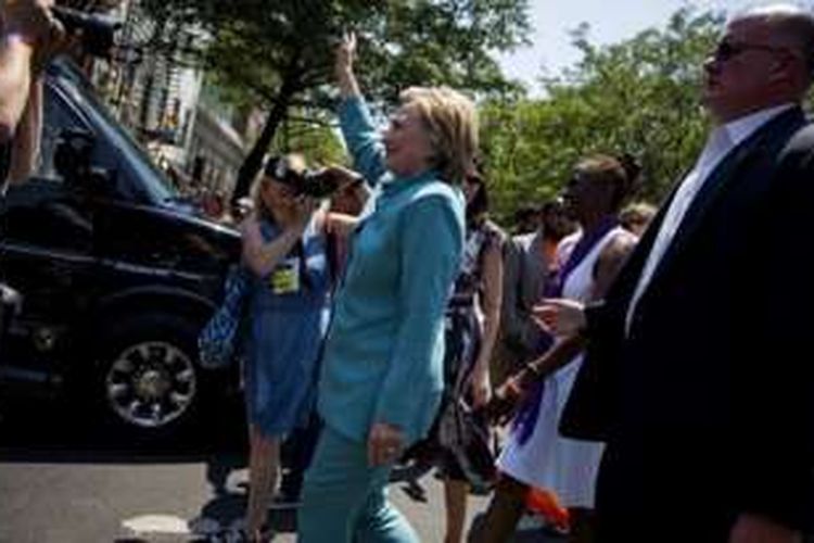 Kandidat Calon Presiden dari Partai Demokrat Hillary Clinton pun turun ke jalan dalan parade LGBT di New York, Minggu (26/6/2017).  