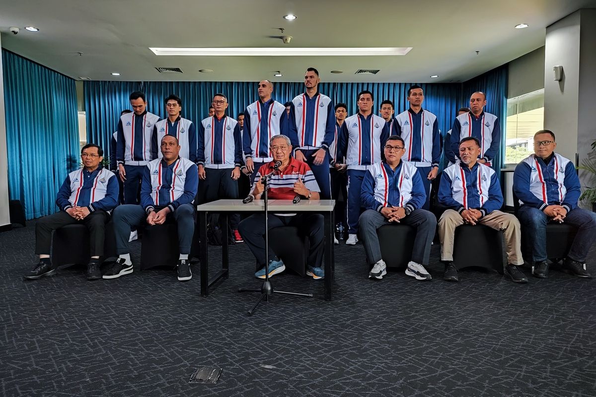 SBY memberikan keterangan terkait kesiapan Tim Klub Bola Voli Lavani untuk Kompetisi Proliga 2023 mendatang, di Kabupaten Cirebon Jawa Barat, Senin (2/1/2023)