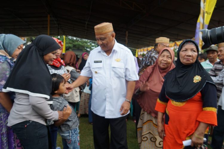 Gubernur Gorontalo Rusli Habibie bersama warga miskin. Ia melarang warganya pesta hura-hura saat pergantian tahun