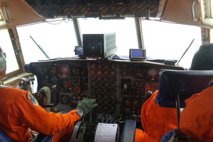 Kokpit pesawat Hercules C130 saat menyisir wilayah sisi selatan Pulau Kalimantan dalam upaya pencarian pesawat AirAsia QZ8501, Selasa (30/12/2014)