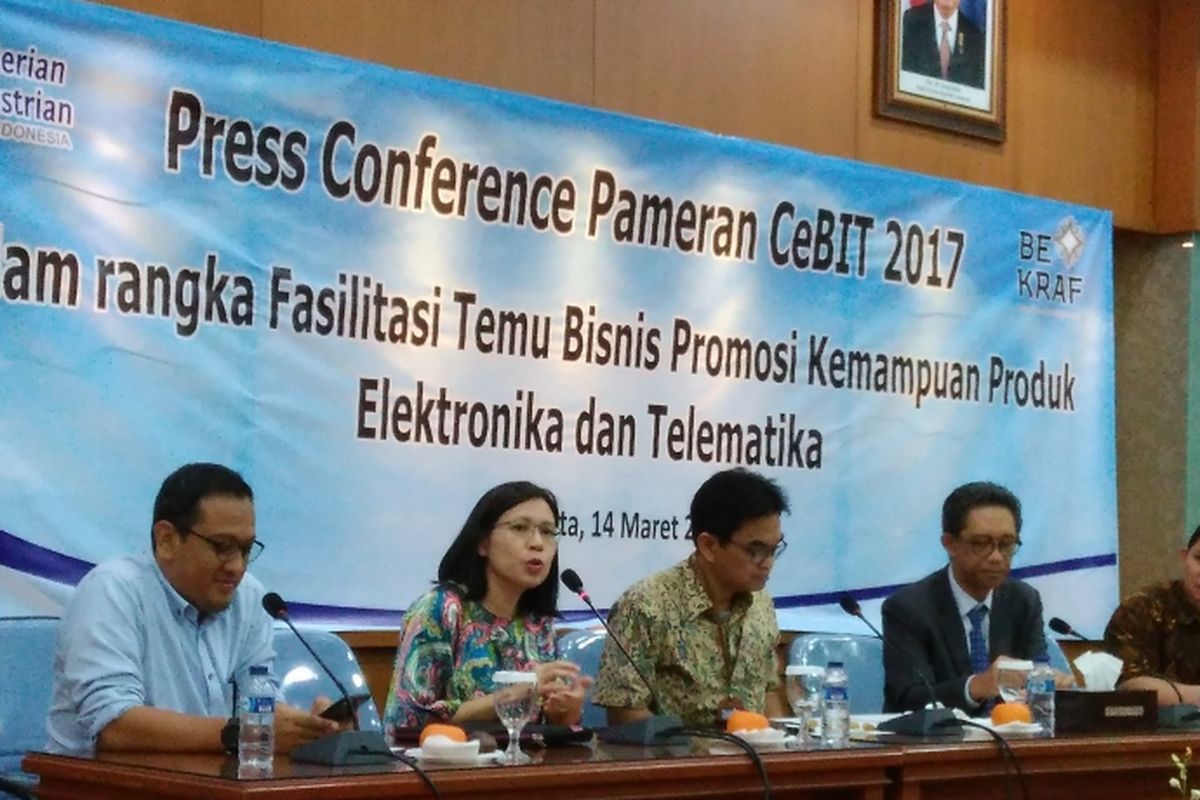 Paula Yahya, Managing Director PT Pro Fair Indonesia (kedua kiri) saat konfrensi pers pameran Cebit 2017 di Kemenperin, Jakarta, Selasa (14/3/2017).
