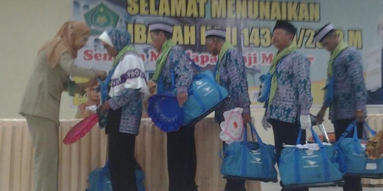 Sejumlah jemaah haji kloter I embarkasi Lombok menunggu giliran diberikan tanda pengenal oleh petugas di Asrama Haji Mataram, Selasa (10/9/2013). sebanyak 164  jemaah dari 325 anggota kloter I embarkasi Lombok tergolong beresiko karena faktor usia dan pennyakit penyerta.