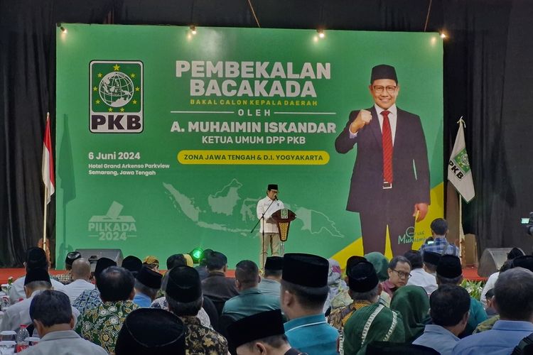 Ketua DPP PKB Muhaimin Iskandar memberi pembekalan di Hotel Grand Parkinson View Semarang, Kamis (6/6/2024).