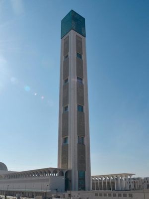 Menara masjid yang berada di ibu kota Algeria itu menjulang dengan tinggi 265 meter.