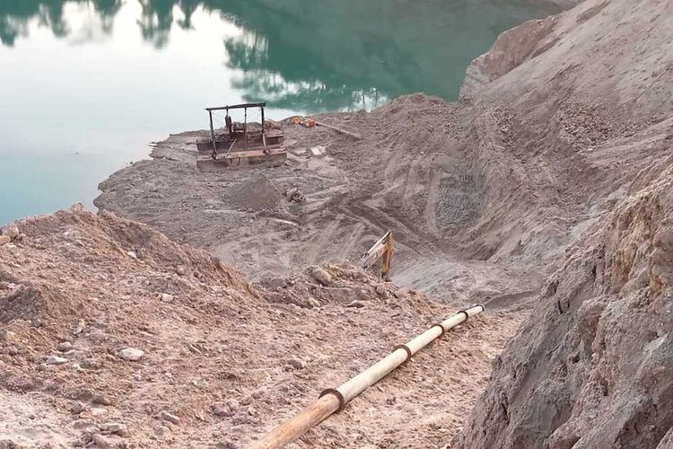 Satu pekerja galian pasir di Desa Citeras, Kecamatan Rangkasbitung, Kabupaten Lebak tewas tertimpa ekskavator, Senin (26/2/2024).