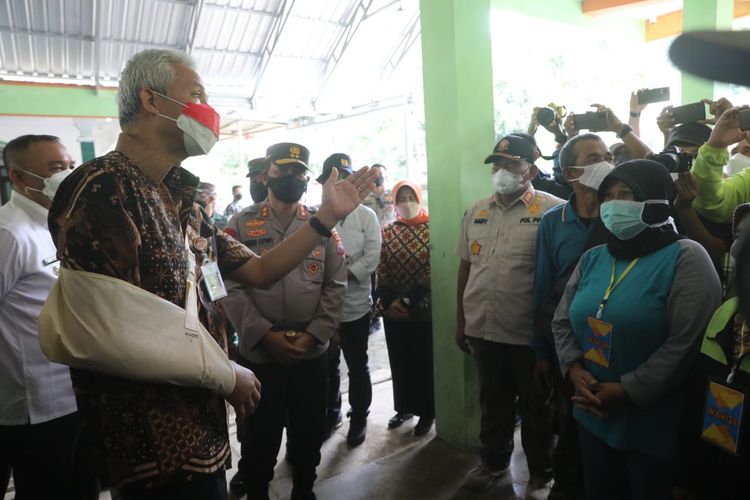 Gubernur Jawa Tengah (Jateng) Ganjar Pranowo dalam press conference terkait peristiwa di Desa Wadas, tepatnya di Markas Kepolisian Resor (Mapolres) Purworejo, Rabu (9/2/2022).
