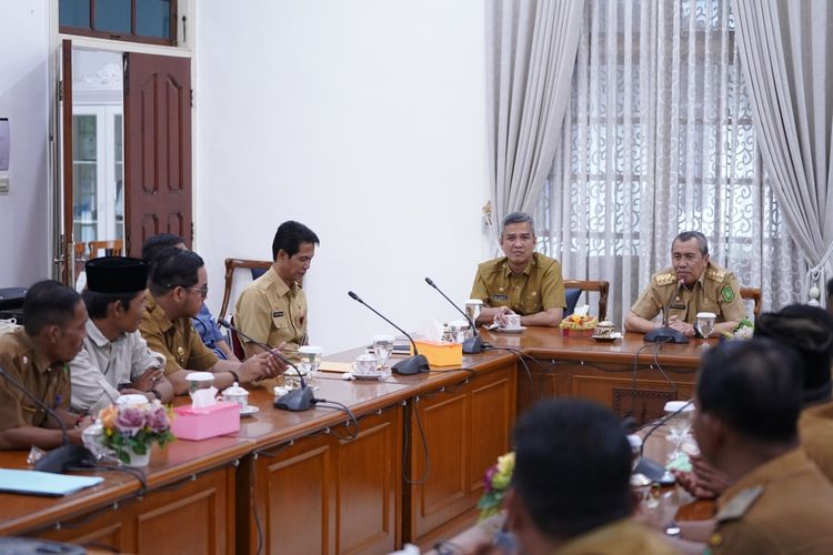 Para kades dari Kabupaten Kepulauan Meranti menemui Gubernur Riau (Gubri) Syamsuar di kediamannya, Senin (14/11/2022).