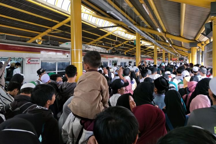 Ribuan orang tumpah ruah di Stasiun Gondangdia, Jakarta Pusat pada Minggu (2/12/2018). Sebagian besar penumpang itu hendak menuju Monas untuk mengikuti Reuni 212. 