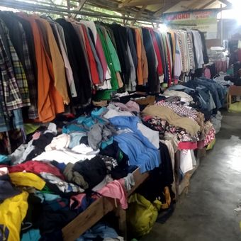 Tumpukan pakaian bekas di toko Bangkit Thrifting di Jalan Gaprang-Kanigoro, Kabupaten Blitar, Selasa (4/11/2025)