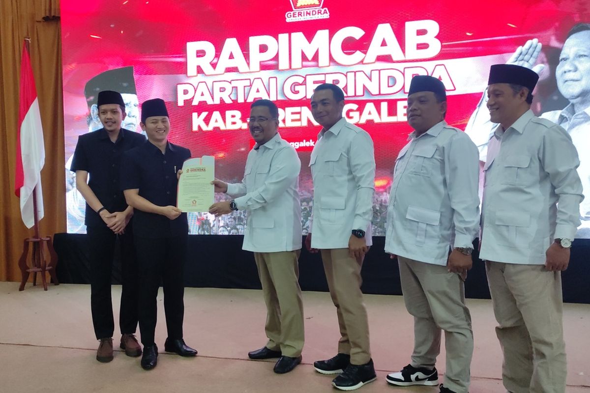 Mochammad Nur Arifin menerima surat rekomendasi dari Partai Gerindra di Gedung Hayam Wuruk Kabupaten Trenggalek, Jawa Timur, Senin (29/07/2024)