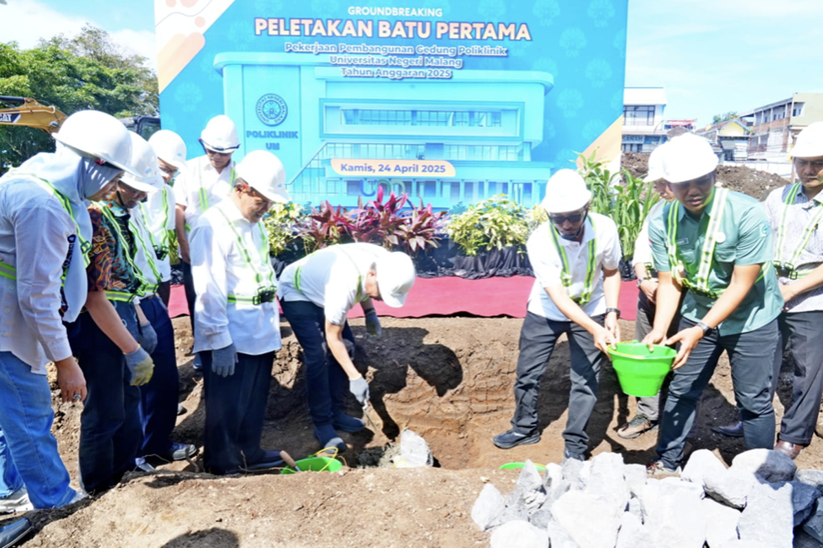 Prosesi peletakan batu pertama pembangunan Gedung Poliklinik Universitas Negeri Malang (24/4/2025).