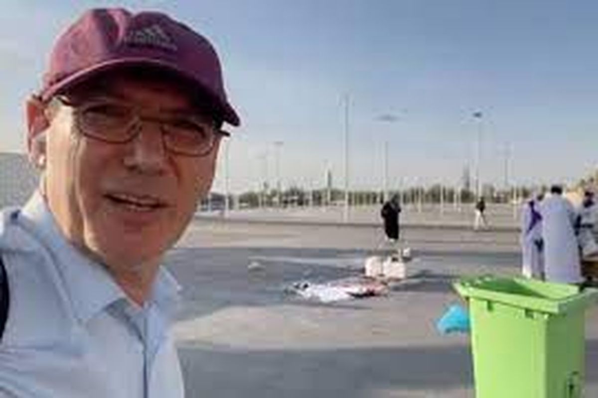 Repoter Israel Gil Tamary berkendara melewati Masjidil Haram yang menampung Ka'bah berbentuk kubus, tempat suci dalam Islam, dan mendaki Gunung Rahmat.
