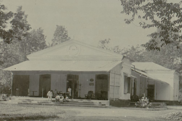 Pendopo Kabupaten Sidoarjo tahun 1900, masih berupa galeri peristirahatan tamu milik Pabrik Gula ?Boedoeran?.